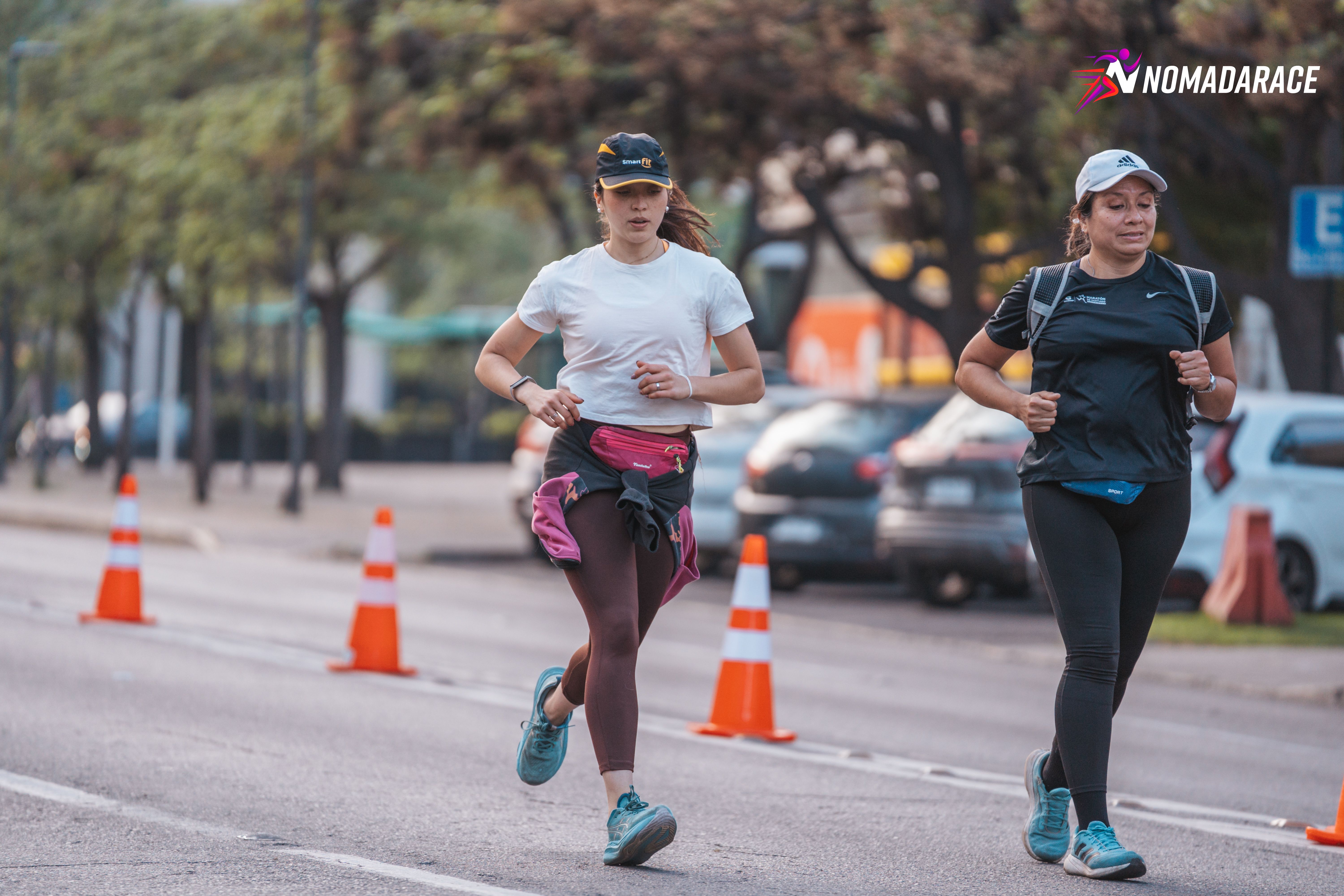 Corredora celebrando después de una carrera